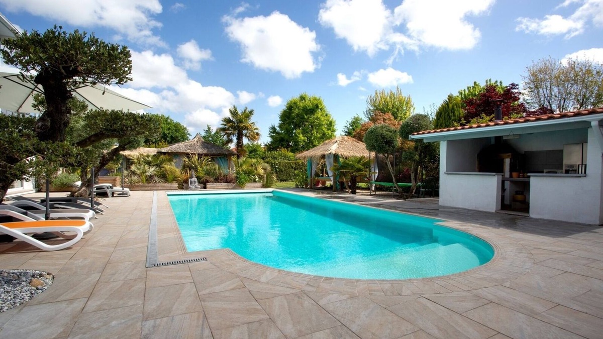 Biscarrosse House | Large air-conditioned house (10 people) in large enclosed wooded grounds, heated swimming pool