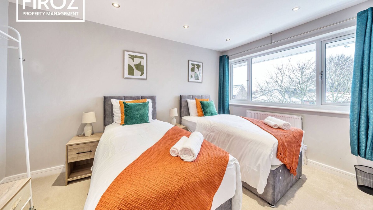 Rushmoor District House | Large Airport House with X2 FREE Parking