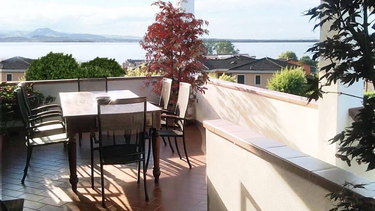 Desenzano del Garda Apartment | Large apartment with terrace