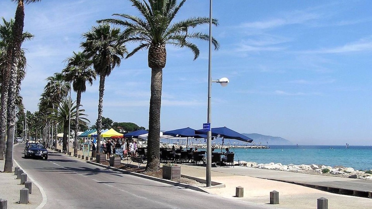 La Ciotat Apartment | Large apartment 30 metres from the beach, air-conditioned, wifi, free private parking