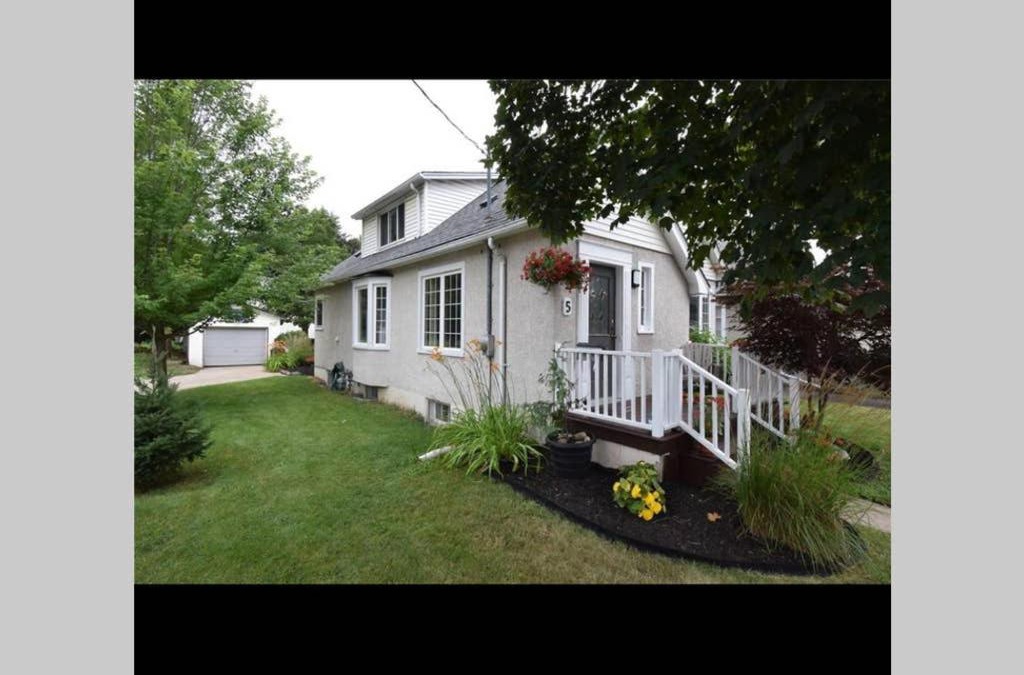 St. Catharines House | Large Apartment in the Heart of Niagara
