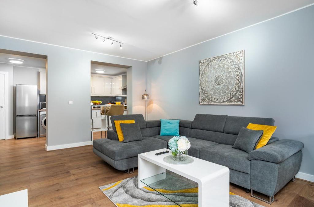 Amesbury Apartment | Large Apartment Near Stonehenge Amesbury Town Centre Smart TVs Netflix FREE PARKING