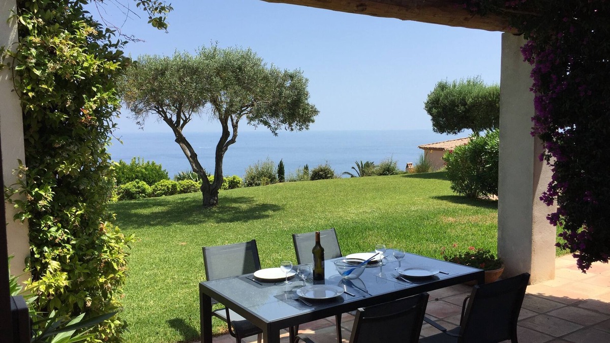 La Nartelle Apartment | Large apartment with outstanding sea view