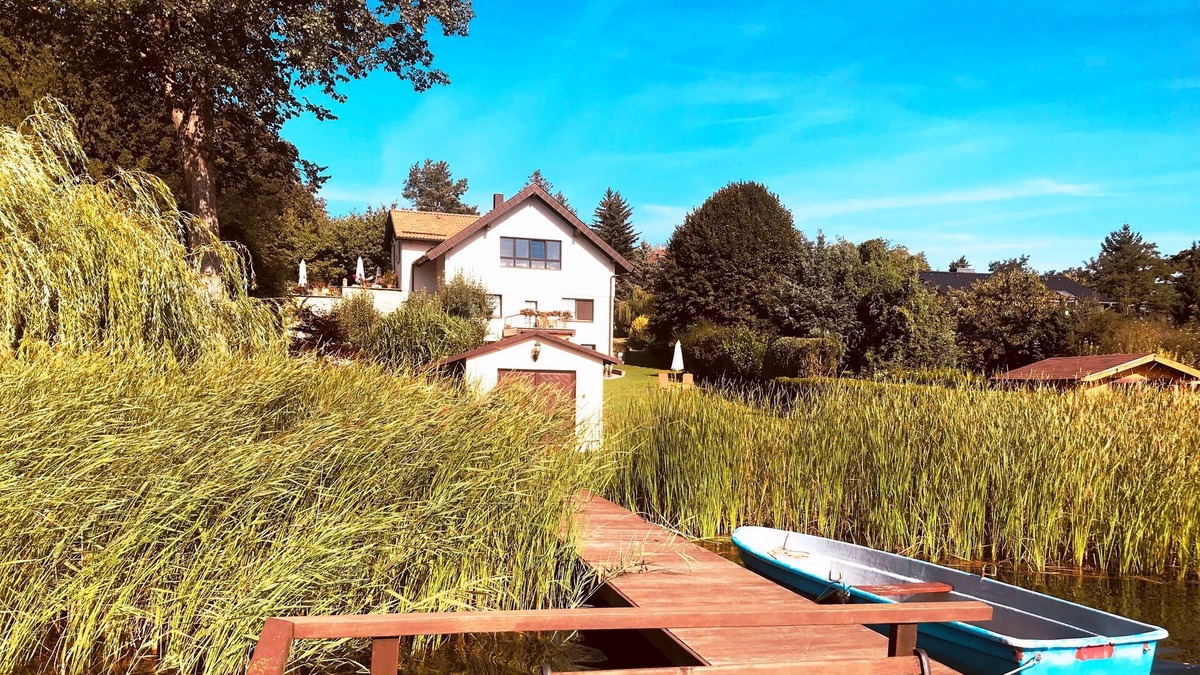 Woltersdorf Apartment | Large apartment with garden, barbecue area, rowing boat, jetty, SUP boards