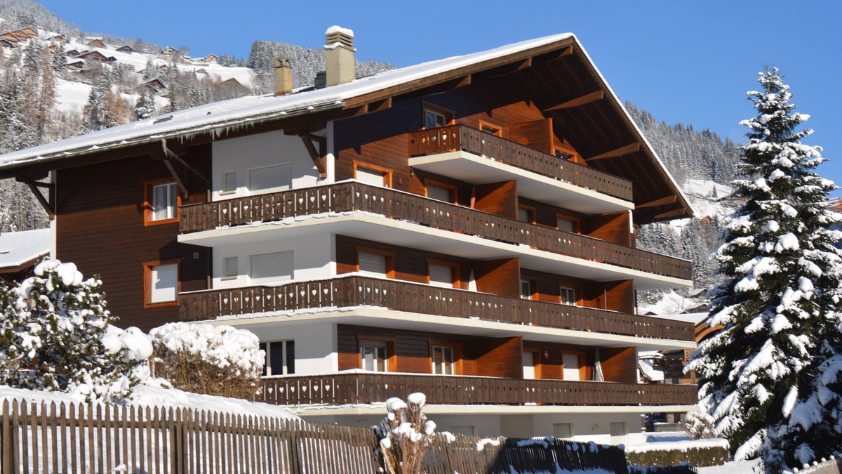 Champery Apartment | Large apartment with balcony for 6 people, central location, parking