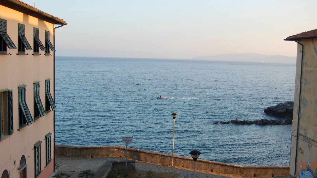 Piombino Apartment | Large apartment with sea view