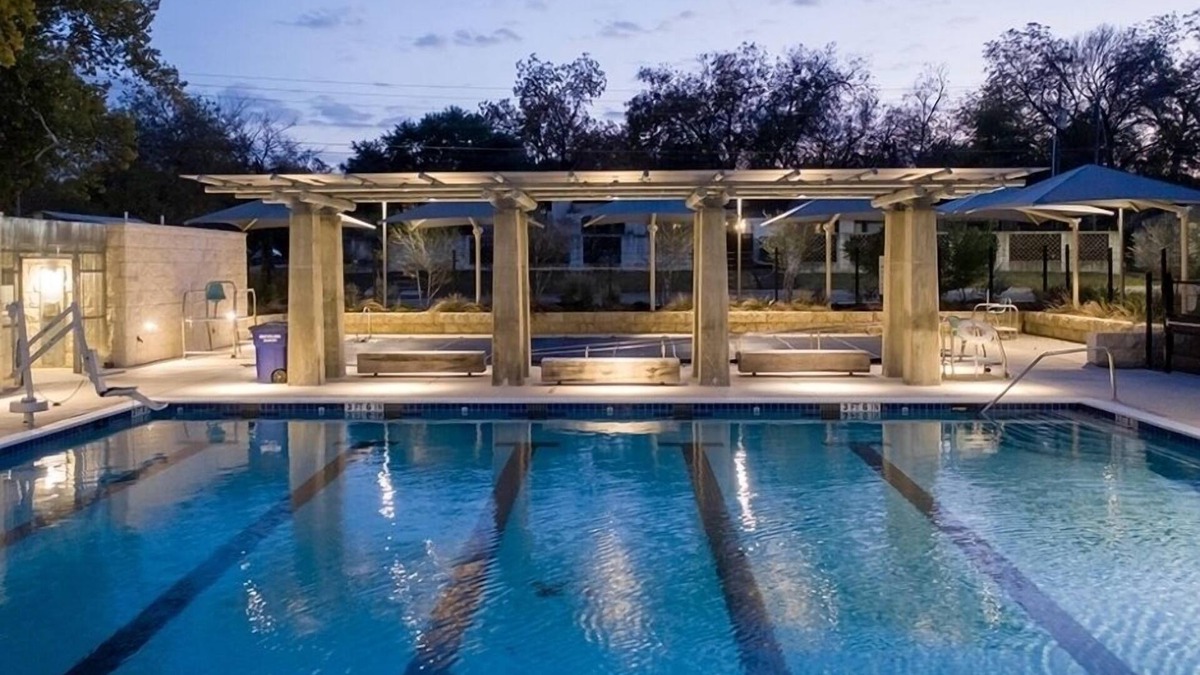 Hancock Apartment | Large Apt. close to UT & downtown - community pool! Walkable to restaurants.