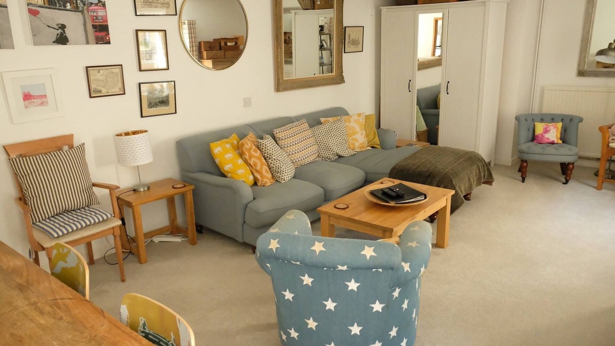 Upper Town Condo | Large Apt. in the Heart of Historic Bath (MB)