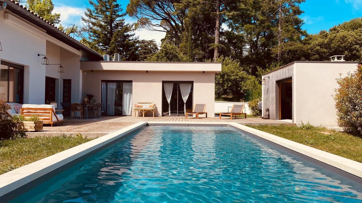Pompignac House | Large architect-designed villa with swimming pool between sea and vineyards
