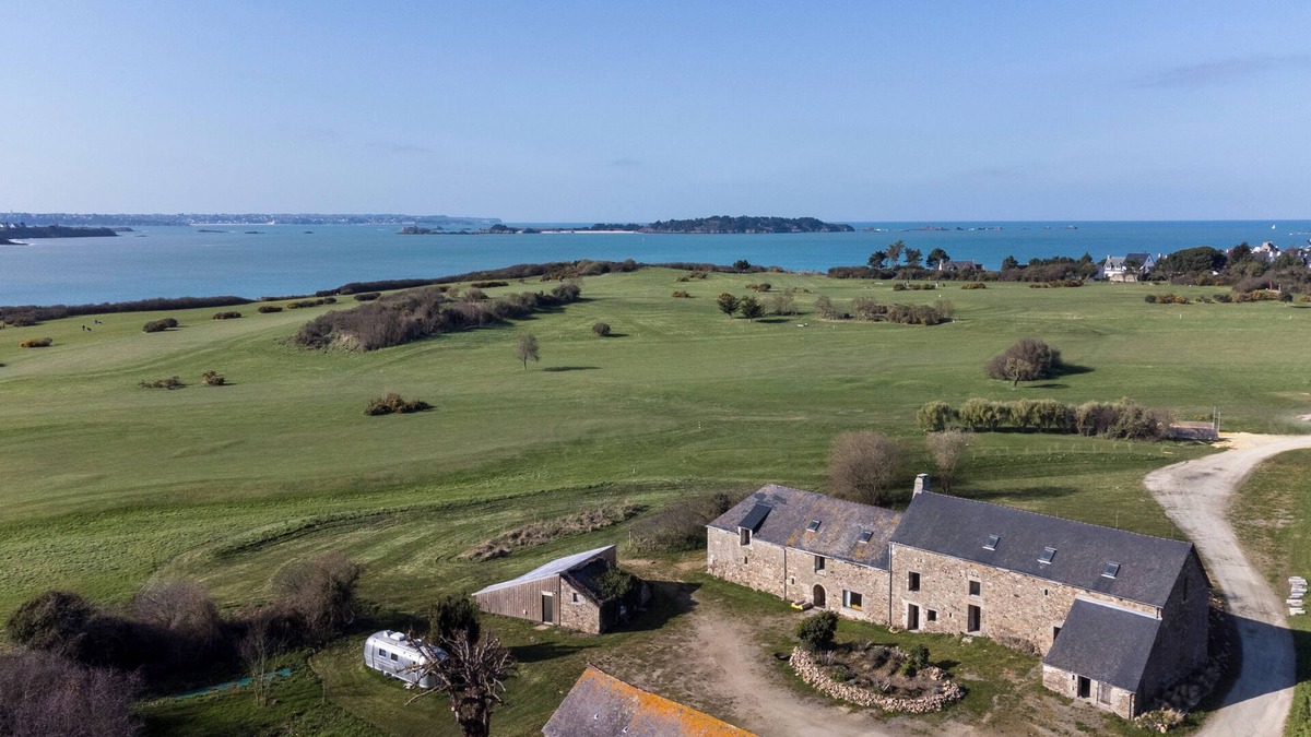 Lancieux Cottage | Large, atypical, artistic gîte in the heart of ecogolf and just a stone's throw from the beaches.