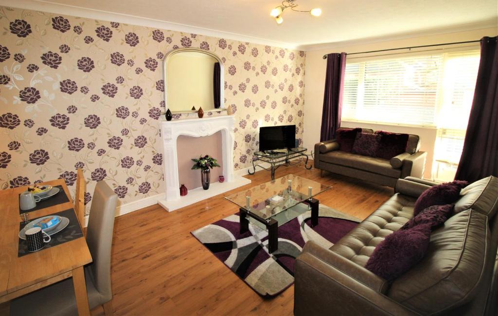 Doncaster Apartment | Large Balcony Apartment - 2 Double Beds - Sleeps 4 - Close to Town & Racecourse - Off Street Parking 2 Cars - Fast Wifi
