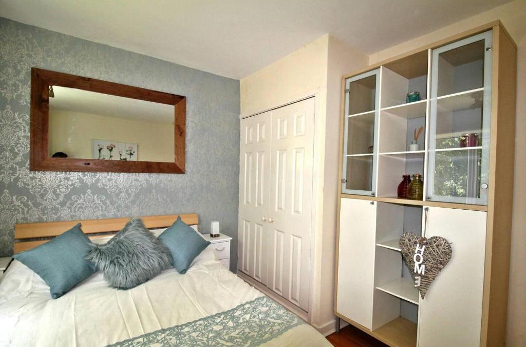 Doncaster Apartment | Large Balcony Apartment - Town & Races -2 Dbl Beds