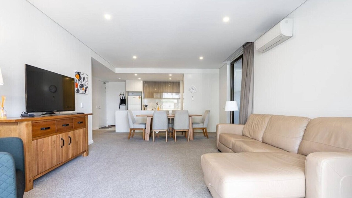 Barton Apartment | Large Barton Courtyard Apartment near Parliament