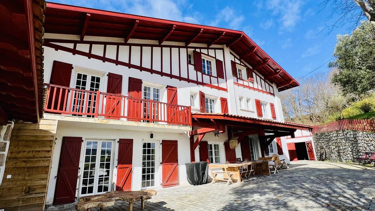 Hasparren Villa | Large Basque house 14 pers, pool, game room, internet, charging station