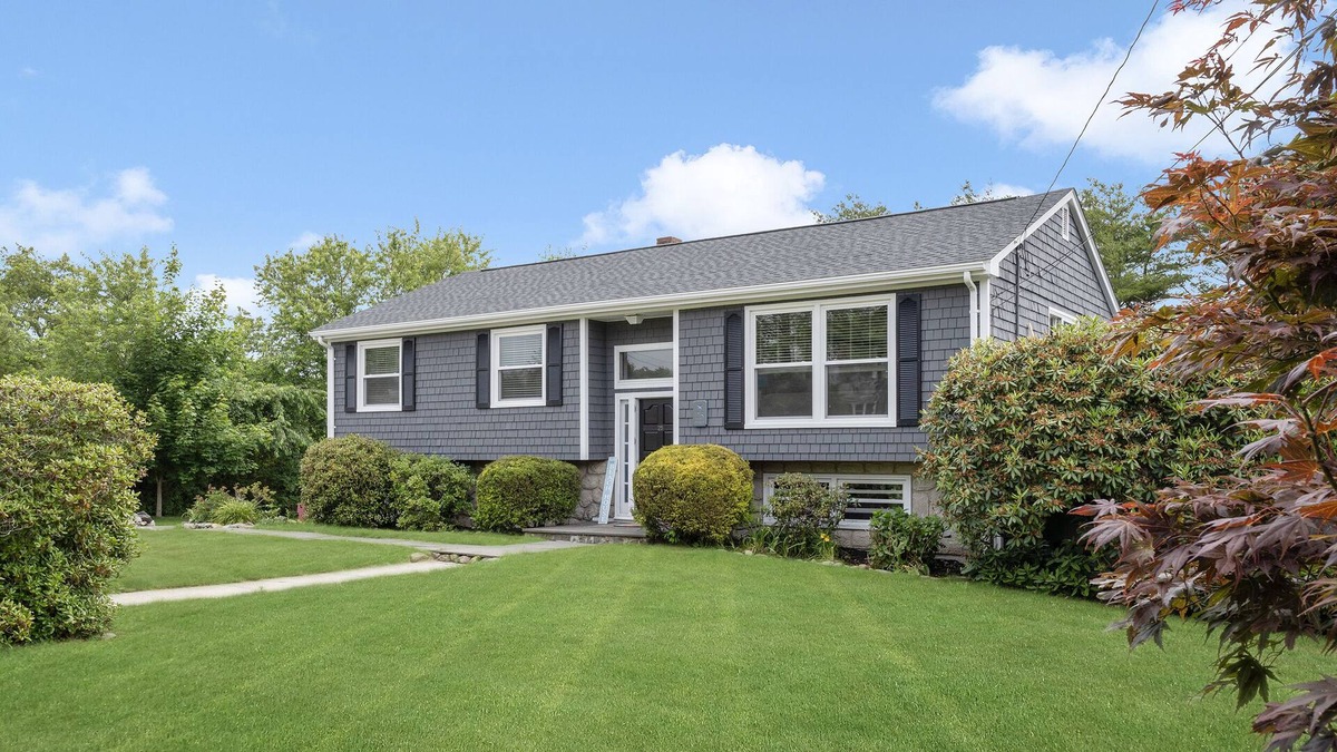 Matunuck House | Large Beach House near Matunck Beach, South Kingstown. Short walk to the beach.