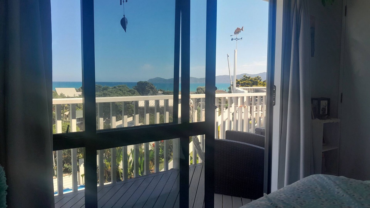 Raumati South House | Large beach house with beautiful views access into QE2 park and to the beach.