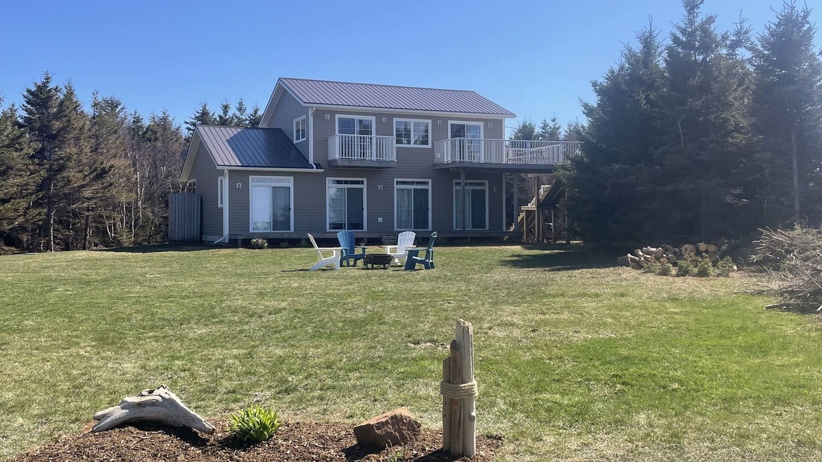 Darnley House | Large beach house with cottage feel, with ocean views and steps from sandy beach