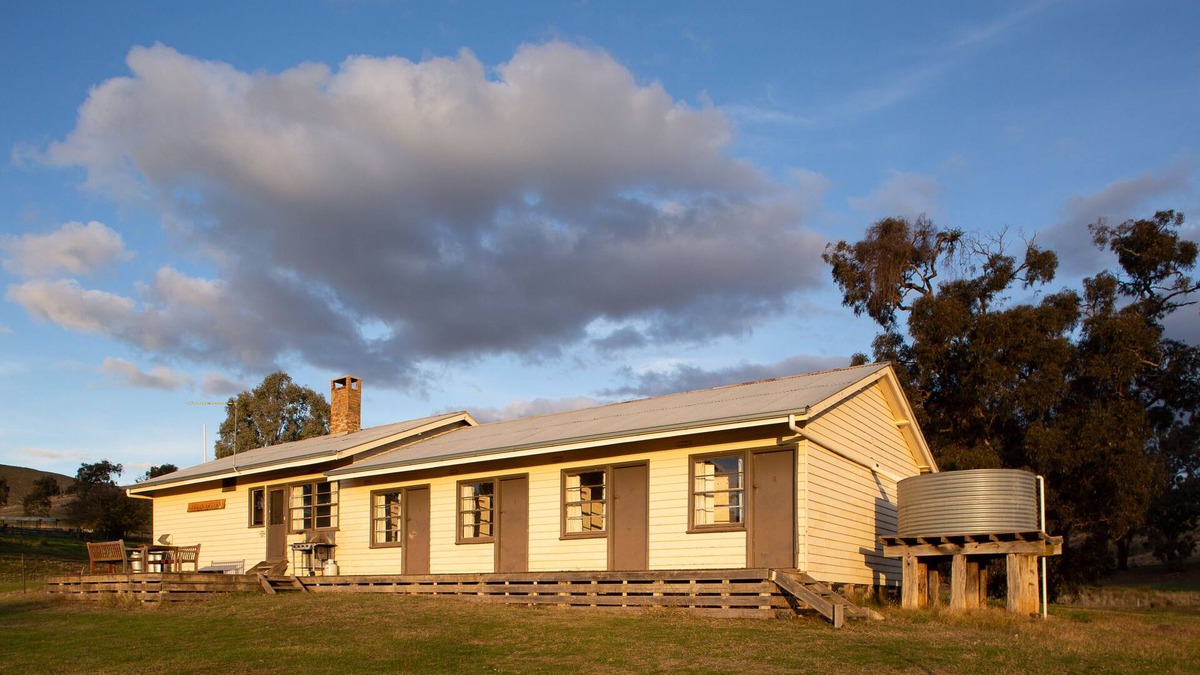 Maindample House | Large Bonnie Doon Accommodation farm retreat on Lake Eildon near Mansfield.n
