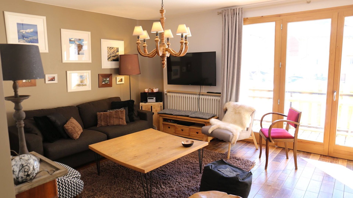Pralognan-la-Vanoise Apartment | Large bright apartment with south facing balcony facing the mountains