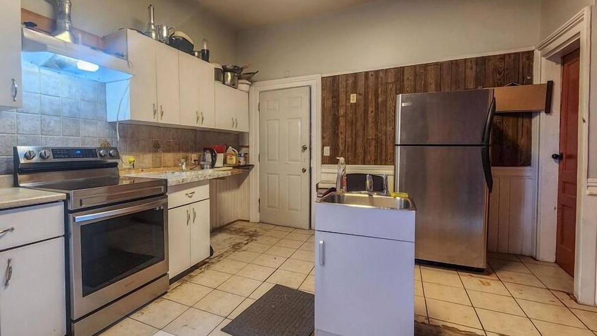 Wiarton House | Large Century home located in Historical town of Wiarton on the Bruce Peninsula