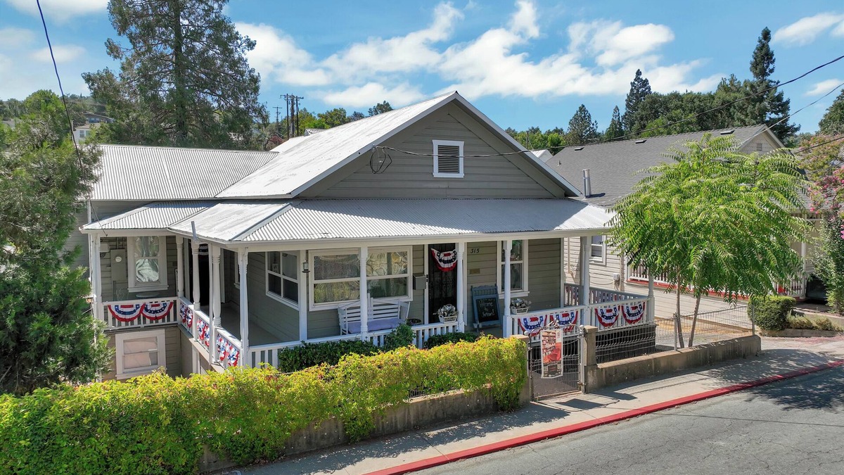 Jackson House | Large Charming House in Historic Downtown Jackson: Explore Haunted Delights