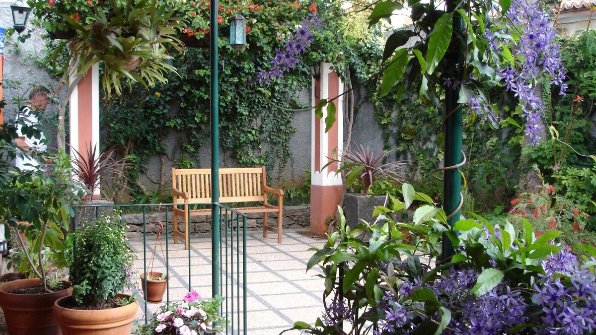 Se Villa | Large comfortable Villa, secluded garden, easy walking to town centre.