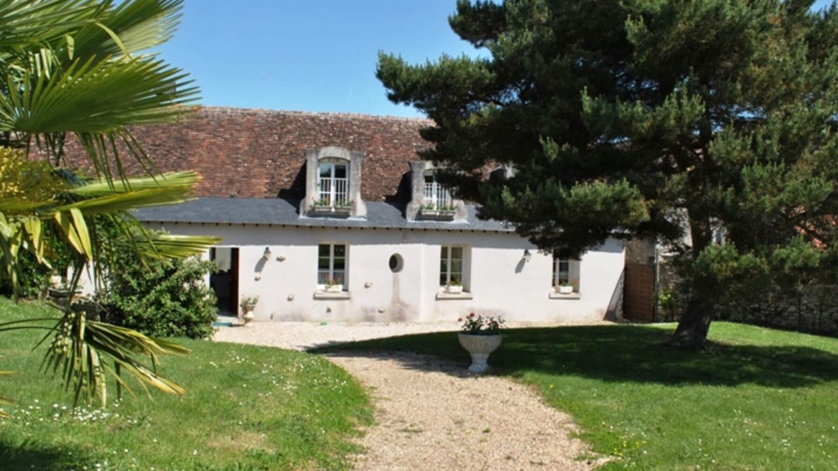 Azay-sur-Cher Cottage | Large cottage for 10, garden and fireplace near Tours
