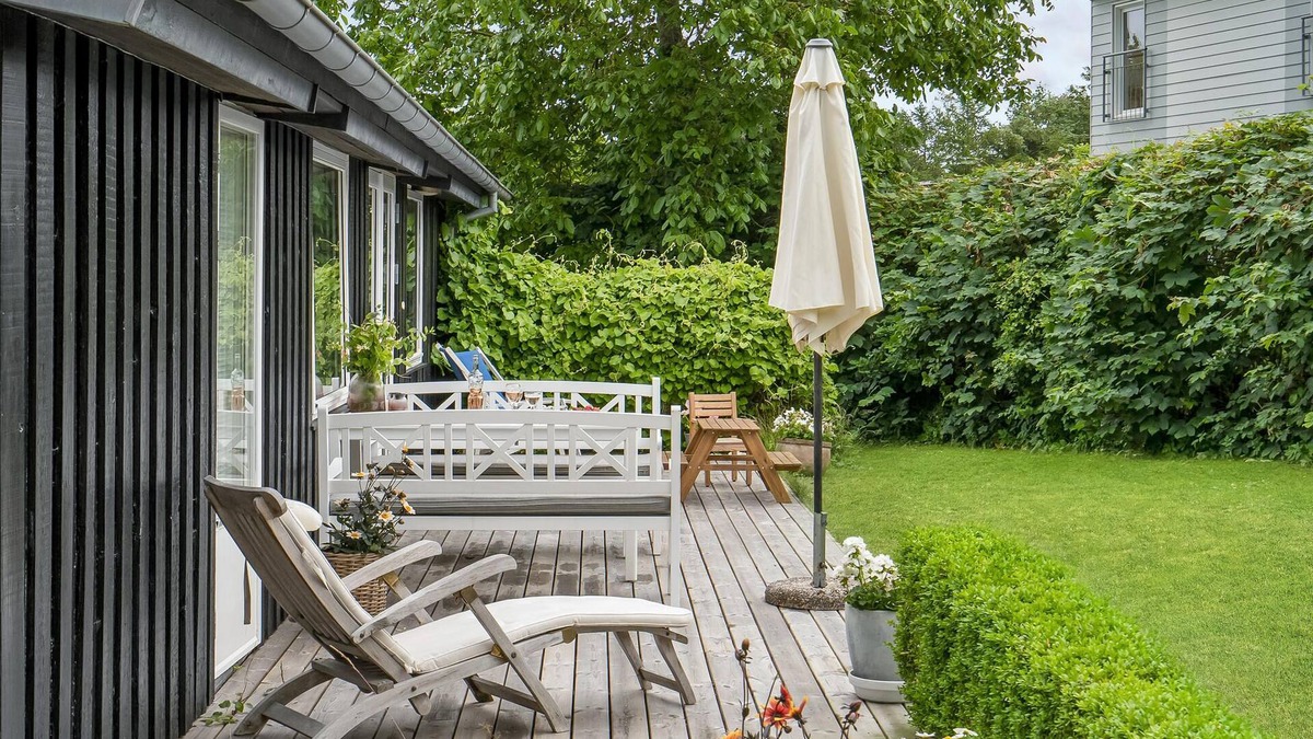 Norddjurs Municipality House | Large cottage on open plot near the beach.