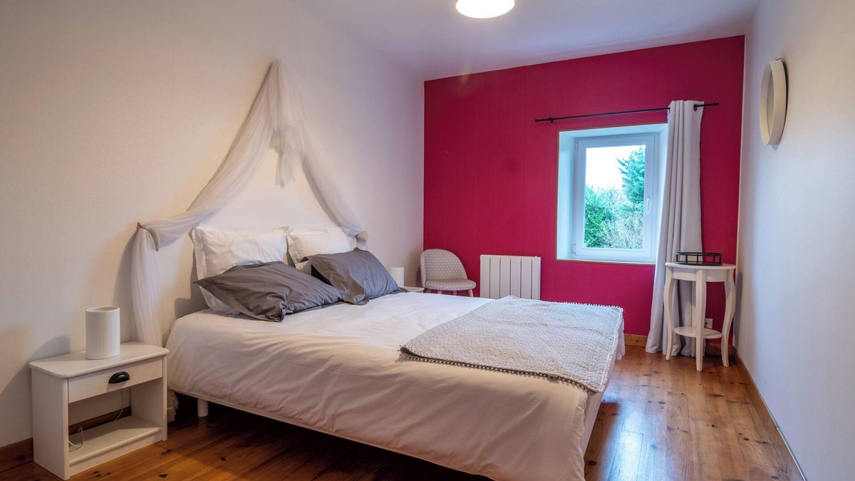 La Chapelle sur Vire Cottage | Large cottage with heated pool near the D-Day beaches