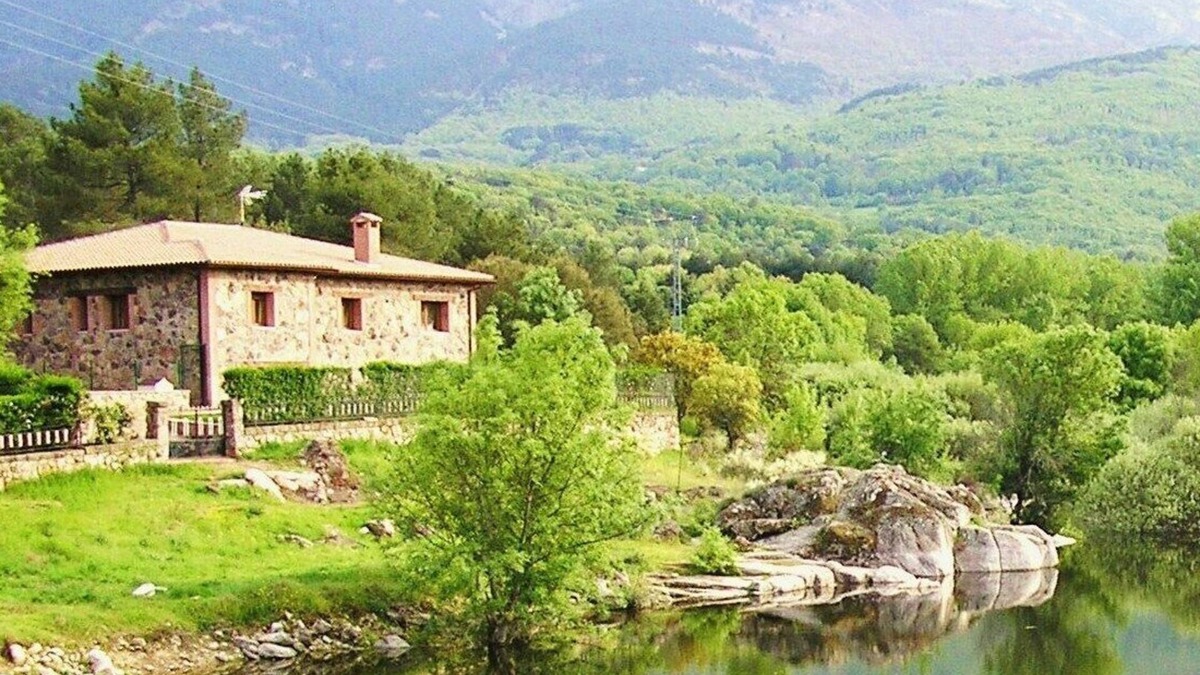 Navaluenga Cottage | Large country houses near Madrid, for groups of 20 to 27 people, swimming pool