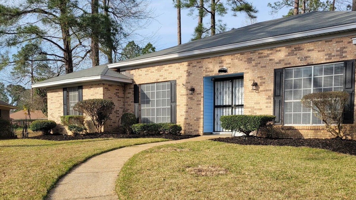 Tougaloo House | Large Cozy 4 bedroom home sleeps 8 w/heated pool