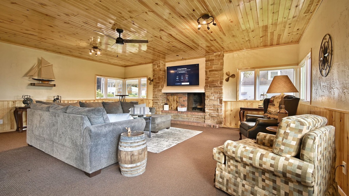Sturgeon Bay House | Large Door County home 5 bedroom, 3 bath, with water view and access to marina