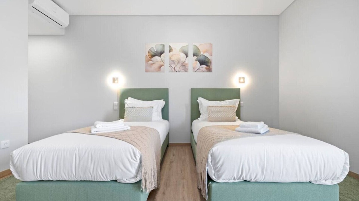 Sao Vicente House | Large Double or Twin Room Q6