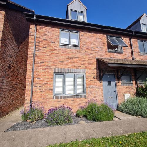 Bishops Frome House | Large Double Room with Ensuite and double shower - Homestay