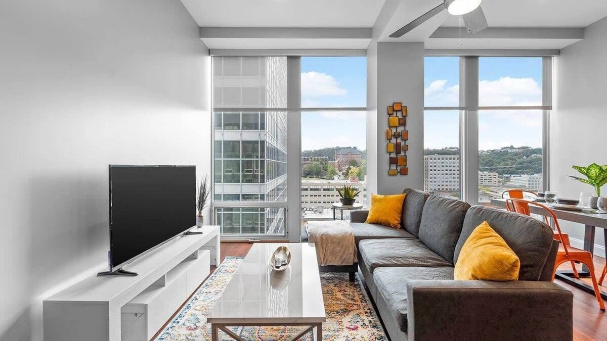 Downtown Pittsburgh House | Large Downtown Loft |Free Parking| Gym | City View