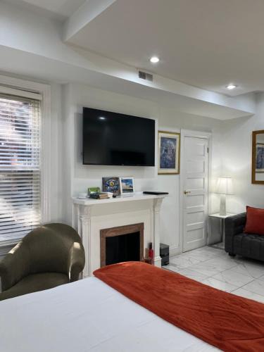 Columbia Heights Apartment | Large DUPLEX Apt 2Bdrm 1Den-Metro