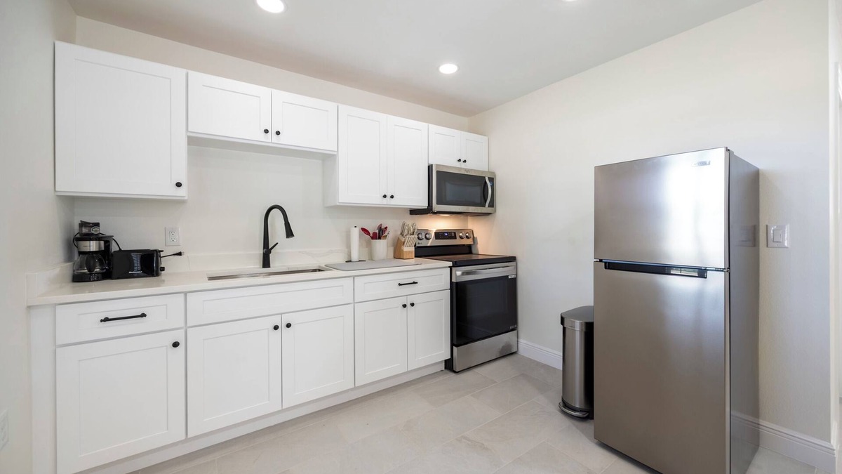 Fellowship House | Large efficiency with WiFi, AC, W/D less than 1 minute from WEC!
