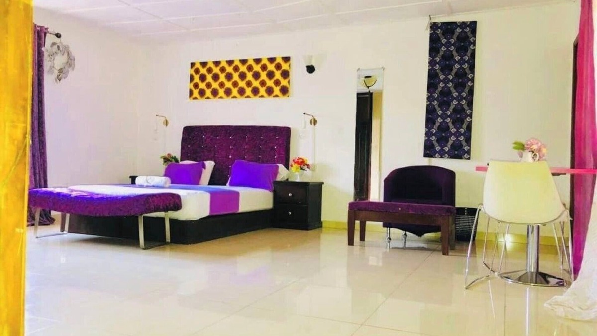 Freetown Bed & Breakfast | Large ensuite king room , Excellence water system, Solar, generator, WIFI, B&B