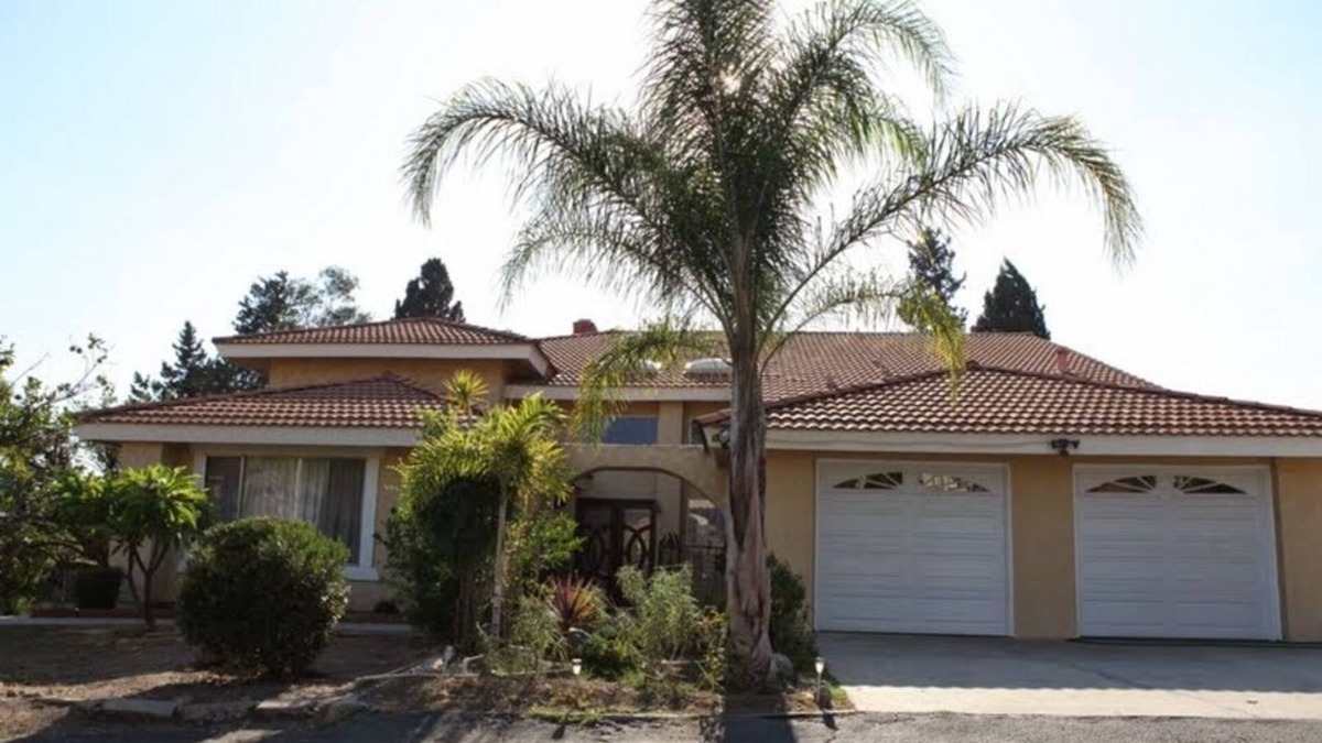 Glendora House | Large Estate Home with lap pool (5 bed, 3 bathroom, 2 living rooms, backyard)