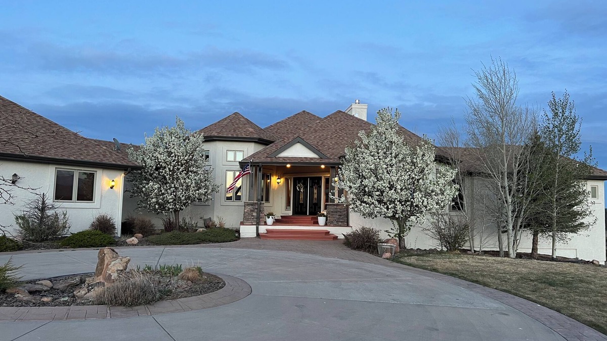 Monument House | Large estate with indoor pickleball, XL hot tub, sauna, golf & VIEWS galore!