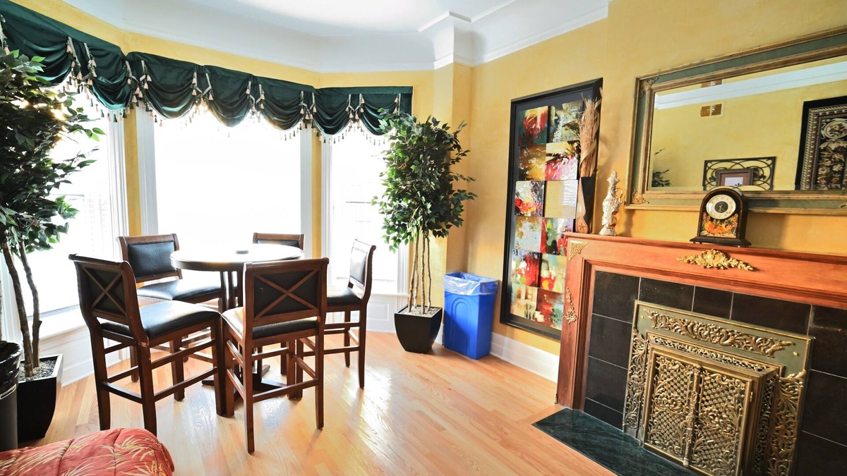 Lake View East Apartment | Large, Exquisitely Decorated in Heart of East Lakeview Near Wrigley & Lakefront