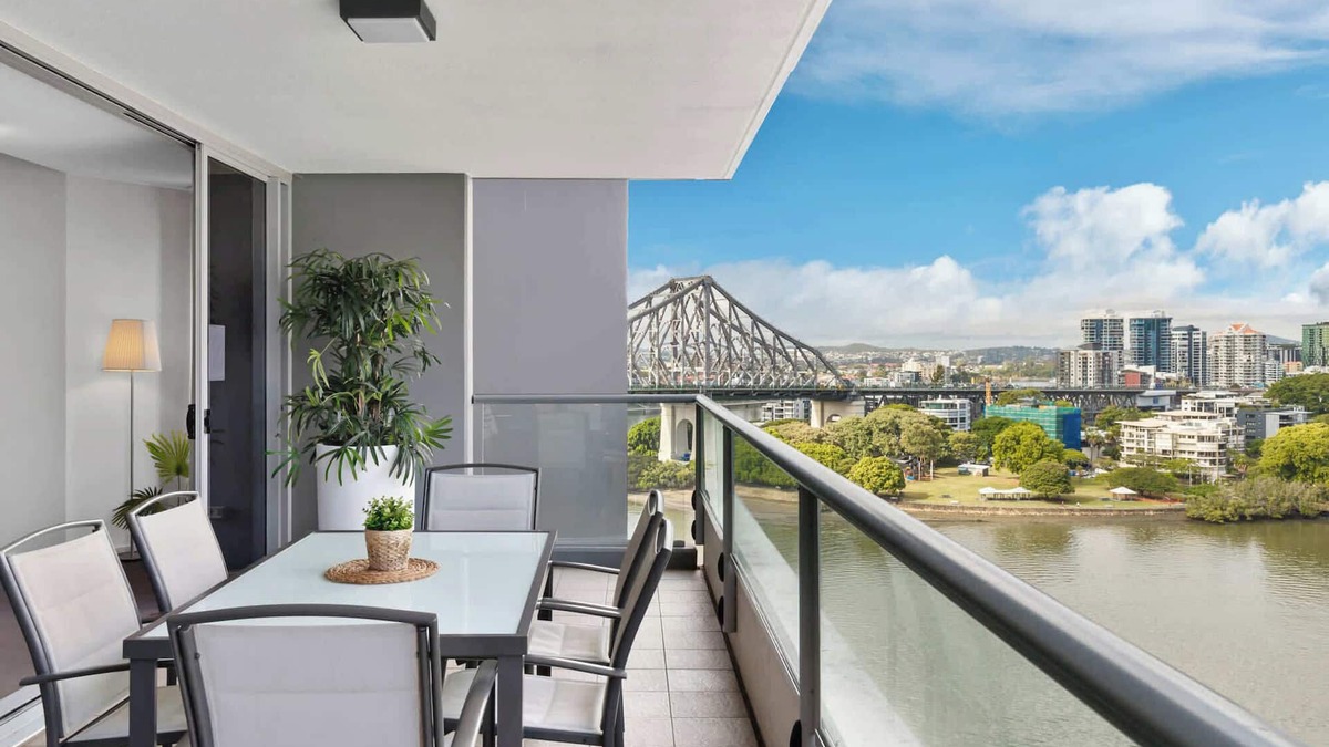 Brisbane Central Business District Apartment | Large Family Apartment|Amazing River & City Views