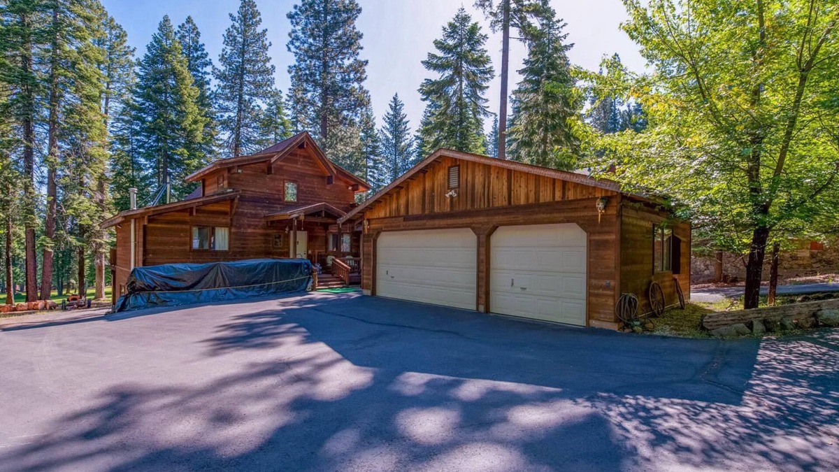 Lake Almanor West Cabin | Large family cabin getaway on Golf Course at Lake Almanor West