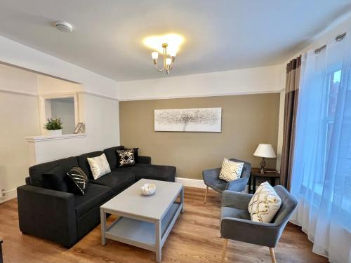 Glastonbury Apartment | Large Family-Friendly 2BD Glastonbury Retreat, Sleeps 5