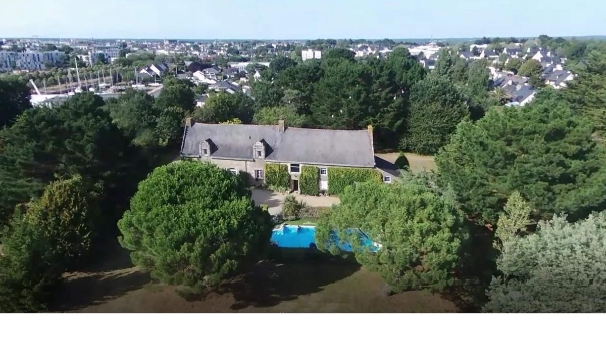 Vannes House | Large family home, 27-degree pool, 10-minute walk from Vannes center,