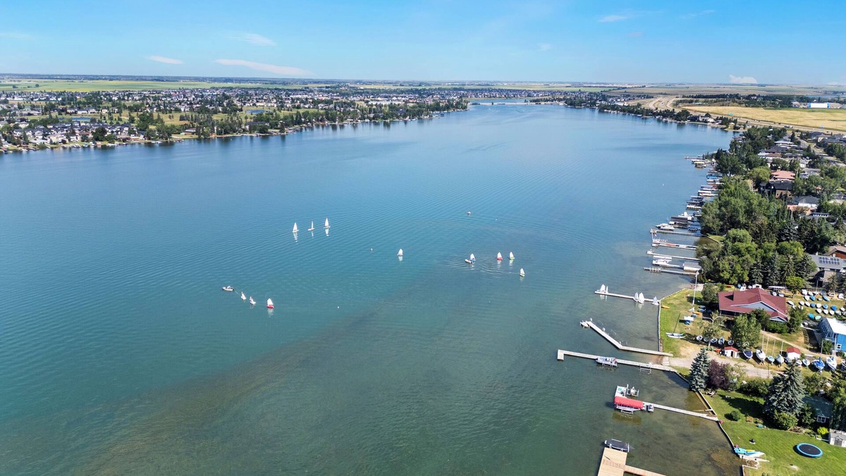 Chestermere House | LARGE FAMILY HOME , SPACIOUS & MODERN BY THE LAKESIDE.