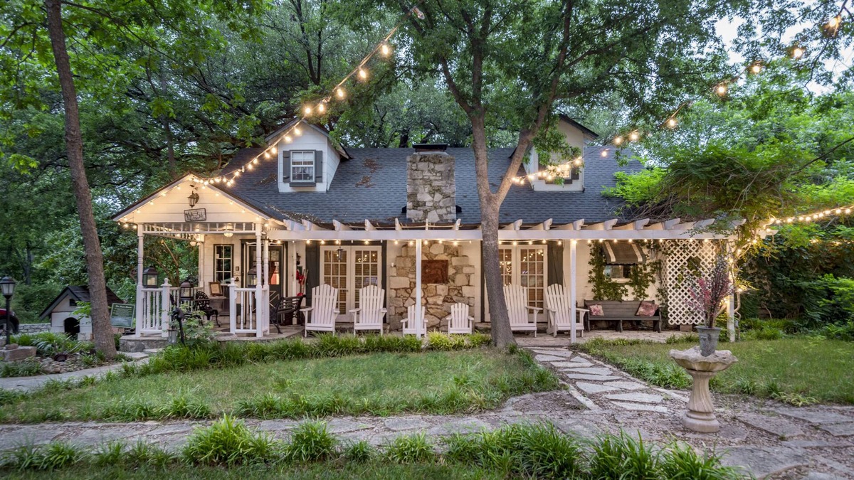Glen Rose House | Large Family Home. Dinosaur Tracks just Upstream!