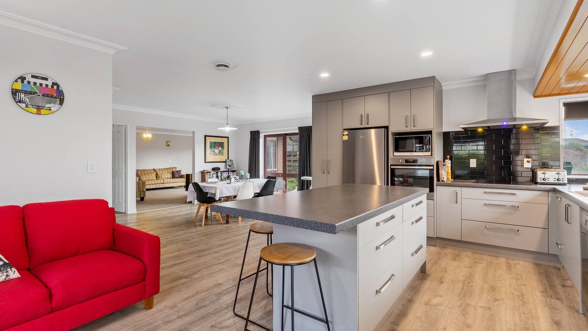 Mount Maunganui House | Large Family Home in quiet Reilly Ave, bring the family dog. Walk to beach.
