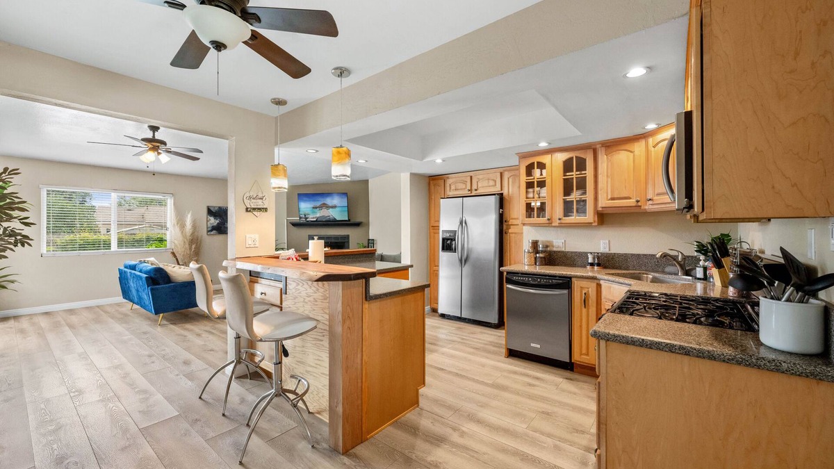 North Valley House | Large Family Home Minutes to the Beach & Shopping. Heated Pool/Spa & Pet Friendly!