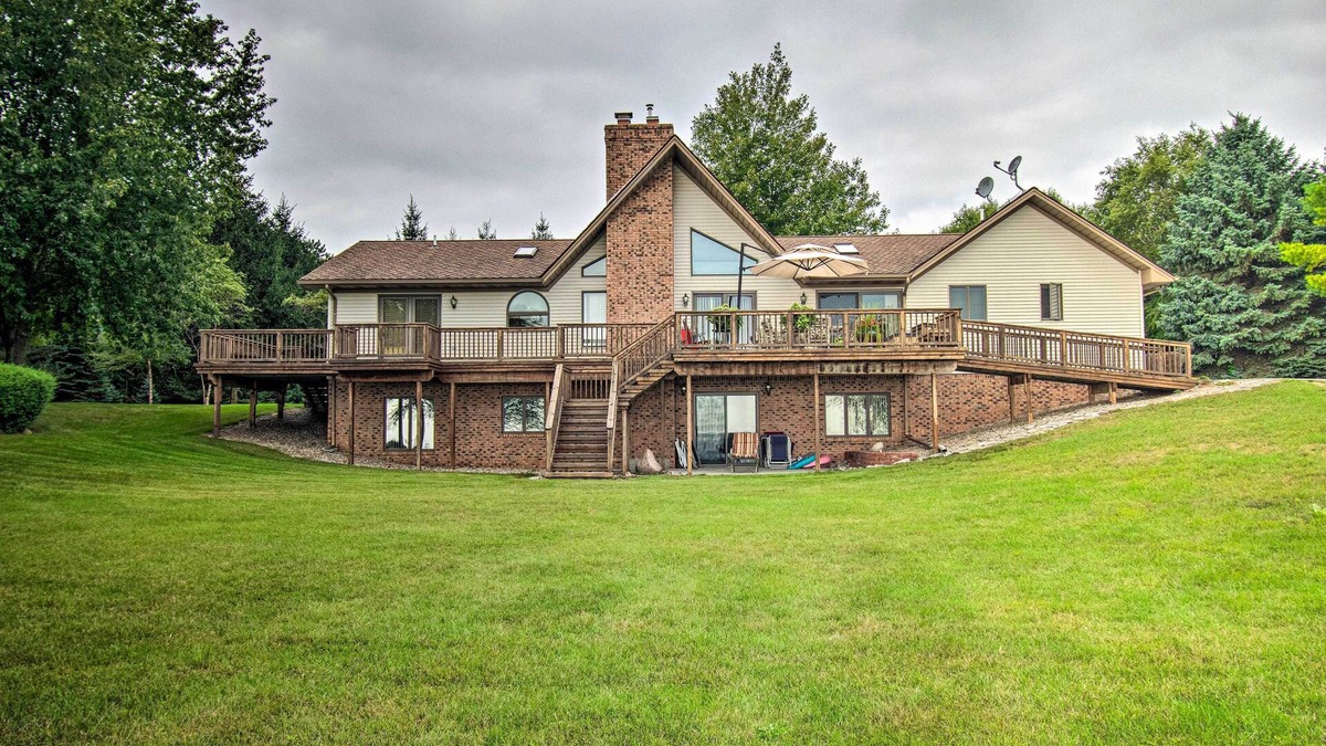 Richmondville House | Large Family Home w/Deck & Yard on Lake Huron